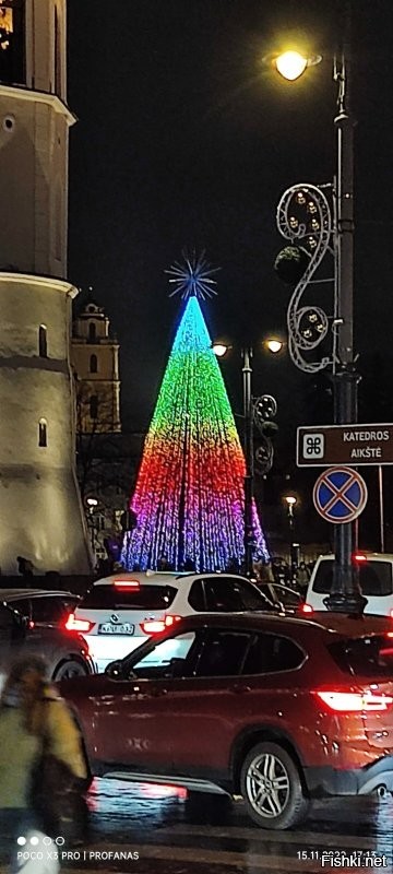 Ну, елка в Вильнюсе такая была. Пару зим тому назад.
Сеёчас наряжают к 700-летию Вильнюса ..