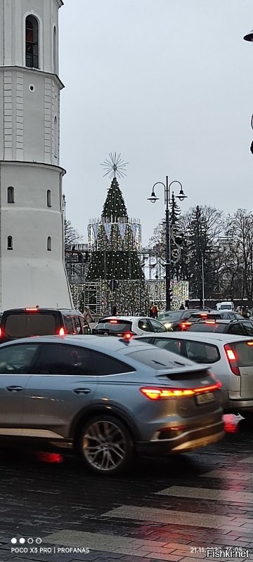 Ну, елка в Вильнюсе такая была. Пару зим тому назад.
Сеёчас наряжают к 700-летию Вильнюса ..