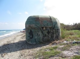 На острове Кос тоже дзотов настроили, во время Второй Мировой...