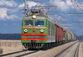 Если идут электровозы ВЛ-10 и ВЛ-15 значит в сети 3кВ
Если ВЛ-80 и ВЛ-85 значит 25кВ