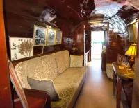 ТС так и не определился это бревенчатый дом или из цельного дерева.

Лично я "цельного ствола секвойи" так и не увидел... бочка, как бочка. Снаружи стянутые обручами бревна (доски). Внутри так же отчетливо видны стыки.