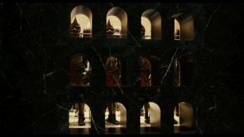 Видеоряд напоминает фильм "Война богов"