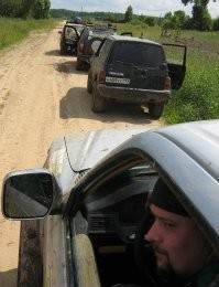 Ну... Тоже верно. 

Я как-то ухитрился поймать камень от грузовика, ехавшего навстречу! 
Прямо в левое зеркало заднего вида попал, гад. :) 
Я как раз в него посмотрел, и видел, как камень меня догоняет. 

Пришлось покупать новый зеркальный элемент. 
А у него, блин, не вся площадь подогревается, почему-то.  
Обидно.