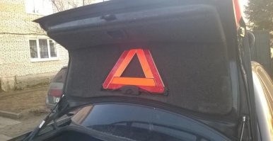 Ему нужно вот так знак возить.