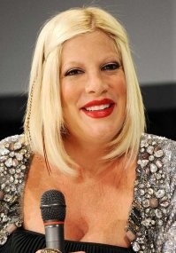 А фотку Тори Спеллинг, я так понимаю, взяли из ее инсты после обработки 100500 фильтрами?
Она в молодости была на лошадь похожа, а тут прям чуть ли не соска!.. 
Вот жестокая реальность. Косметика бессильна