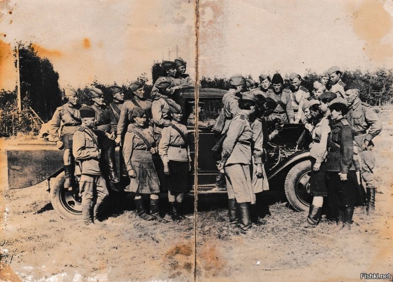Бойцы полка аэростатного заграждения у механической лебедки Л36 на шасси ГАЗ-АА. Ленинград. примерно 1943-44 год.