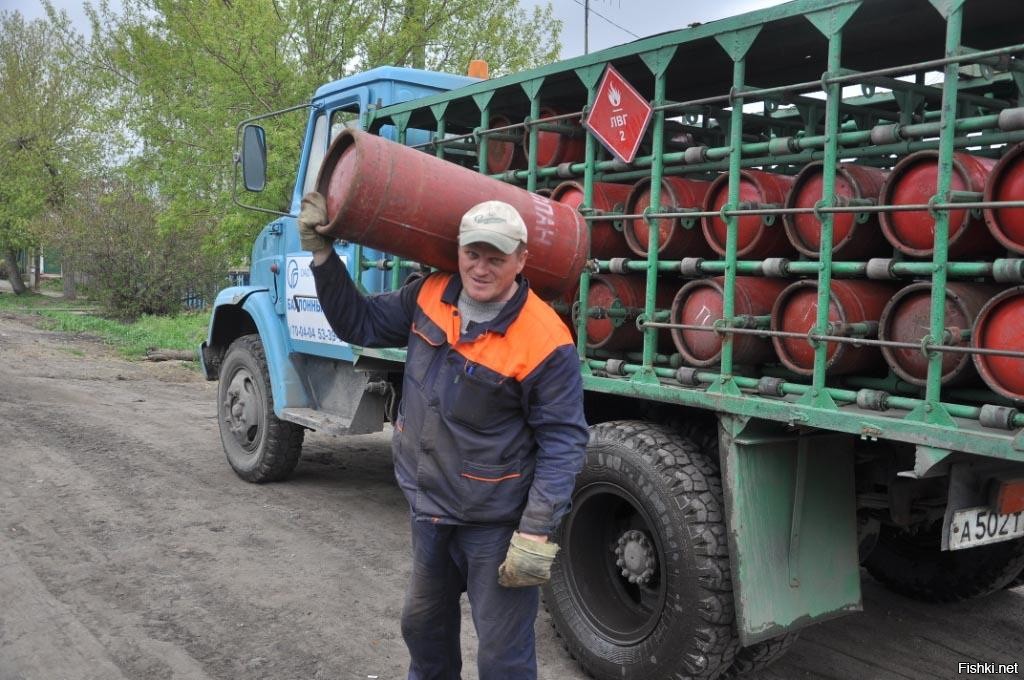 Доставка газа. Газовый баллон в машину. Автомобиль для перевозки газа. Машина для перевозки баллонов с газом. Машина развозит газовые баллоны.