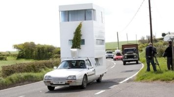 Ну лаадно!
Эту тачку построил Джеркми Кларксон в 15 сезоне Топ Гир)) И по дорогам она уже не ездит - судьба ее сложилась только на выпуск передачи))