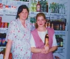 <<Работницы торговли. Россия, середина 90-х.>>
А это точно работниЦЫ, а не работниКИ?