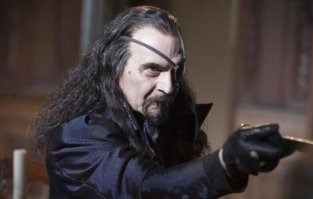 Да, злодеи у него шикарные.
 "Опочтарение" 2010.