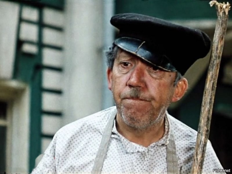 если кареты стучат, то кузнец нужен... а если кареты  стучат в ворота, то дворник, чоб открыл...