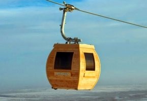 Даю наводку, надо сделать отдельный пост о банях. Хотя по моему, какой-то уже был.
ФИНЛЯНДИЯ
На одном из многочисленных горнолыжных курортов северо-западной «соседки» России есть баня, которая располагается в кабине подъемника. Что самое интересное, она обшита деревом, так что визуально туристам кажется, что под гору поднимается самая настоящая классическая русская парилка. Также стоит отметить, что в финском городе Тампере есть старейшая в стране сауна Рауханиеми, размещенная на озере Нясиярв. Одновременно она может принимать до 70 человек. Часто финны, выходя из нее, сразу же окунаются в прорубь, где температура воды никогда не превышает 4 градусов Цельсия.
МИЛАН
Как ни странно, но попариться в бане любят даже итальянцы. Недалеко от центра крупнейшего города Ломбардии размещается старый трамвай, внутри которого сооружена парилка. Она вмещает до 10 человек одновременно, там присутствует телевизор, на котором можно посмотреть историю создания бани или футбольный матч, например. Сам трамвай размещается на рельсах, однако декоративных: понятно, что транспортное средство по прямому назначению не используется.

Liquidrom (Берлин, Германия)
Где: Möckernstrasse 10, 10963

Открывшийся в 2005 году в немецкой столице «Ликвидром»   это настоящая баня XXI века и, возможно, единственное место на земле, где, отмокая в бассейне после парилки, можно прослушать диджейский сет. В минималистских интерьерах преобладают натуральный серо-зеленый камень и бетон; исключение составляют лишь отделанные деревом парные, которых здесь четыре: влажная, финская сауна, соляная пещера и панорамная сауна с застекленной стеной, отделанная сухостойной карельской сосной.

Раз в час в финской сауне бесплатно делают одну из фирменных процедур: легкий солевой, медовый или ароматический массаж. Для любителей серьезного массажа   например, балинезийского травяными мешочками или тайского горячими камнями   рядом работает спа-салон. После парилки и процедур гости отправляются на открытую террасу, отделанную деревом, чтобы вздремнуть в шезлонгах или полежать в небольшой теплой ванне, тоже на японский манер обшитой деревом.

Но главный аттракцион «Ликвидрома» находится внутри, под бетонным куполом   это большой круглый бассейн с морской водой. Здесь всегда полумрак, цветная подсветка и музыка, причем колонки установлены под водой, так что, когда ныряешь, кажется, словно надел наушники, в которых играет громкая музыка. По вечерам здесь выступают диджеи, а по пятницам по периметру бассейна ставят свечи и устраивают живые концерты в самых разных жанрах – от струнной классики до джаза и электроники.

Стоимость посещения: 2 часа   €19,5; 4 часа   €24,5

Подробнее: liquidrom-berlin.de
3-5 фото