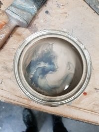 Кошка играет с лягушонком