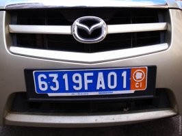 Тем не менее, номера на обоих автомобилях "котовские". Может, конечно, они просто за покупками приехали, хотя далековато.