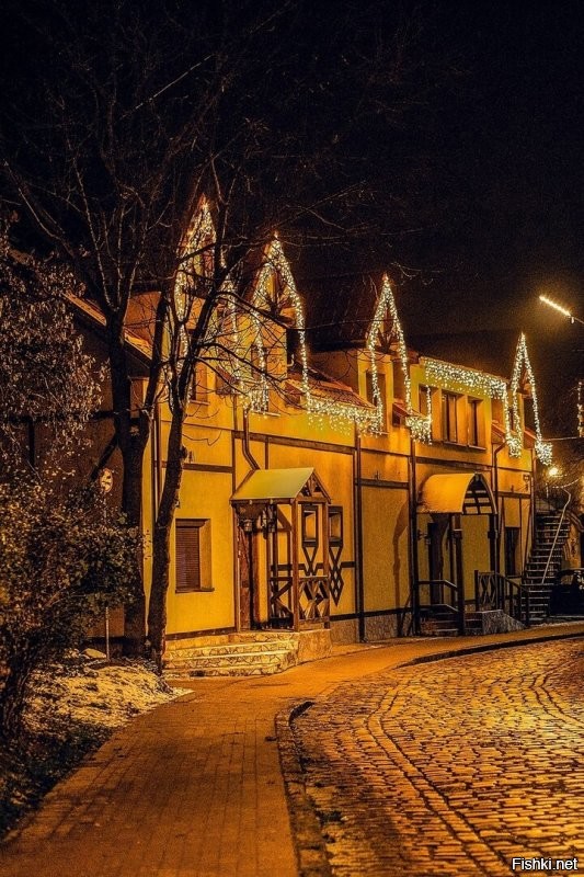 Зеленоградск. Первые фото с прошлого года. Остальные 6 уже сейчас. Пока на площади ещё ёлку не ставили, но весь город уже принаряжается.
 А на эти из поста плевать. Тем более что ни на одном нет ничего особо выдающегося. А в европии вообще в этом году с экономией непонятно что и где будет.