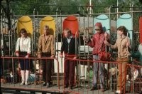 атракцион "Сюрприз"... так и не покатался, жалею. впрочем, помню когда еще в универе учился, был случай у нас в Харькове, девочку выбросило из него на ходу, с летальным исходом... единичный случай, конечно. но все же страшненько.