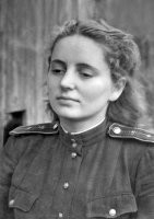 Советская Мона Лиза. С такой же улыбкой.
Красивая женщина.