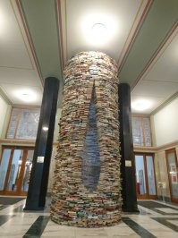 Книжный тоннель сквозь Землю в библиотеке Праги.