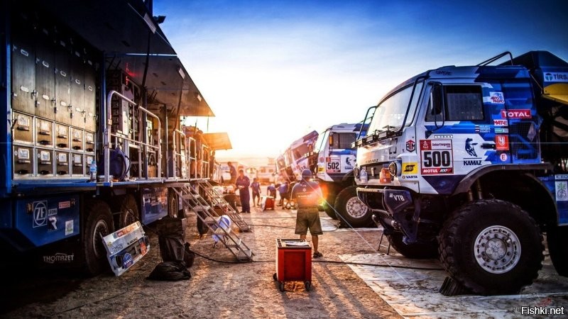 ящики с инструментом, самоездящие, стоят слева