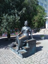Благодарные жители Ейска в память о замечательной актрисе.
