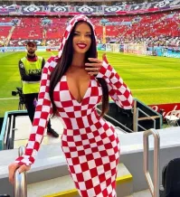 у неё рука под селфи в туалете натренирована, чего она её так держит?