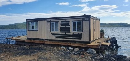 Во Владивостоке есть бани на воде и есть самоходные бани. Отошел от берега, встал на якорь. И шашлык тебе и пар и море удовольствия.