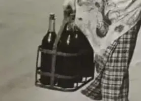 "Француженка с багетом и 6 бутылками вина"

По моему бутылок три или четыре