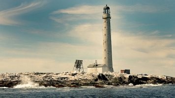 Одна из самых страшных и трагических легенд окружает старый маяк на острове Бун, что неподалеку от залива Мэн в Северной Америке. В середине XIX века здесь поселилась Кэтлин Брайт, ставшая женой смотрителя, имя которого история, к сожалению, не сохранила. Какое-то время они жили счастливо, но однажды супруг Кэтлин заболел чахоткой, и та вынуждена была днем и ночью ухаживать за ним.

В одну из таких ночей на море разразился страшный шторм. Девушка побежала закрывать тяжелые двери и затаскивать лодку на берег, чтобы ее не разбило о камни, но когда она вернулась к мужу, тот уже скончался.

Не помня себя от горя, Кэтлин поднялась на 168 ступенек вверх и встала за прожектор, на протяжении пяти дней сохраняя в нем свет для кораблей. На шестой день шторм закончился, но кончились и силы Кэтлин   когда на «большой земле» заметили, что маяк больше не светит, на остров Бун отправилось несколько человек на помощь. Кэтлин встретила их на берегу   истощенная, голодная и лишившаяся рассудка девушка протянула к мужчинам руки и тут же умерла.

С тех пор дух Кэтлин Брайт неразрывно связан с маяком на острове Бун   местные рыбаки частенько видят на берегу одинокую фигуру в белом платье, а смотрители говорят, что свет на маяке иногда включается сам по себе