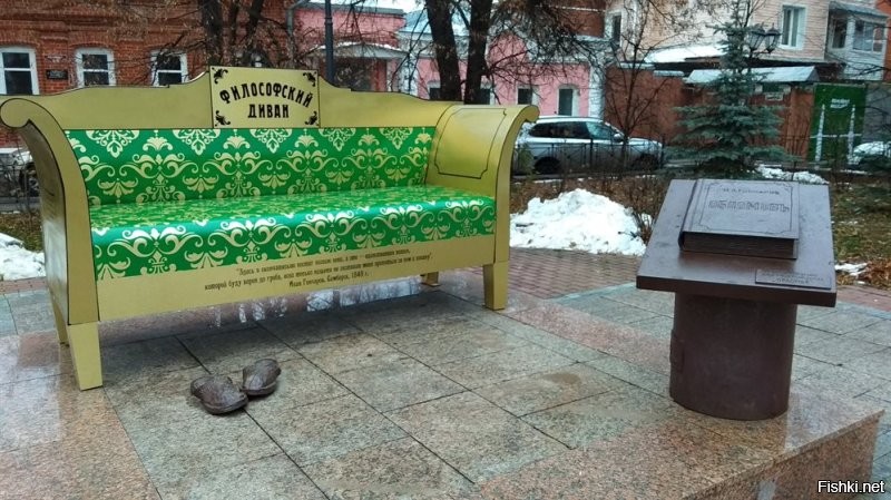 Он самый. За последние лет пятнадцать много чуднЫх памятников наклепали. Да и не только в Ульяновске. 
Вот диван и тапки Обломова.