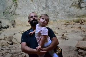 Такая же фигня. После армии волосы отрастил, однажды проснулся, взял машинкой и побрился. С тех пор только и бороду несу. Кстати, шевелюра нехилая была, до пояса, кучерявая :)