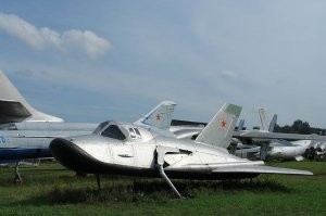 В СССР перед "Бураном" был такой вот проект.
Авиационно-космическая система «Спираль»   советская система космического назначения, состоящая из орбитального самолёта, который по технологии воздушный старт выводился в космос гиперзвуковым самолётом-разгонщиком, а затем ракетной ступенью на орбиту.