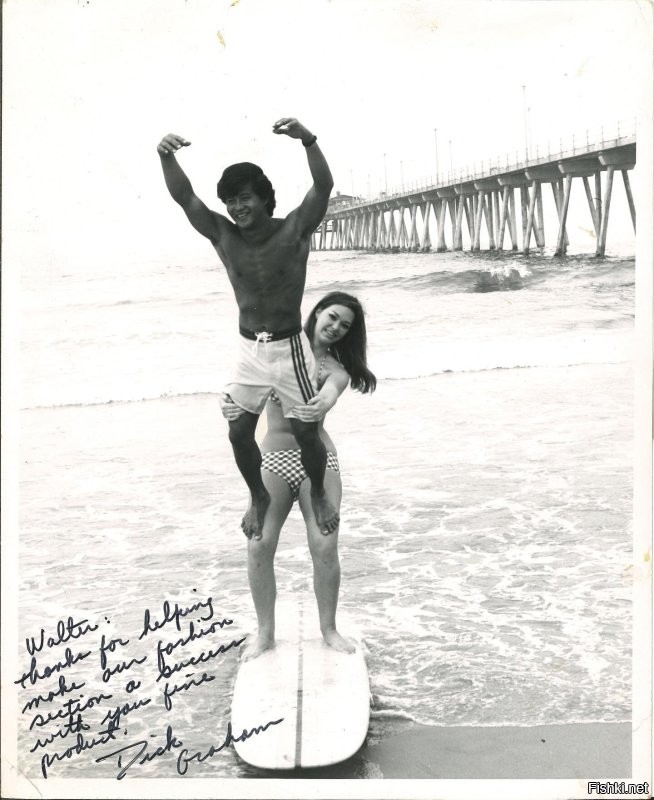 Икона серфинга Дональд Такаяма в оригинальных плавках Katin рядом с актрисой Беттиной Бренна, пирс Эрмоса, 1965 год.
Фотография другой иконы серфинга - Лероя Гранниса.