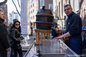 с возрастом стало нравиться пить пиво из маленьких бокалов. Привез эту манеру из дюссельдорфа. Считается, что так пиво не успевает  согреться, "выдохнуться", а пена осесть.