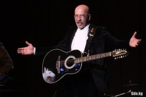 У Александра Яковлевича Розенбаума,мною уважаемого и слушаещего его со школы,тоже такой пес есть(или уже был,не вдавался в подробности),но на гитаре-замечен