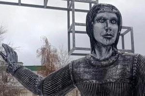 Скульптор-самоучка высек из камня подарок на День матери