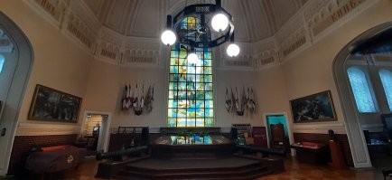 В этом один из главных моментов его военных побед и необычайной любви сослуживцев от высших офицеров, до простых солдат. Именно потому и обожал его народ, поскольку знали, что он бережёт своих воинов и есть большой шанс что твой муж, брат, сын вернуться. Именно потому и именно по инициативе простых людей, а не правительства и на собранные народом деньги был построен музей Суворова в Питере! Именно потому на его надгробном камне написано "Здесь лежит Суворов". Потому что все знают что это был за человек. Для этого не нужно упоминать его регалии.