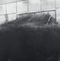 Ага. Это кстати взято из серии фотографий Алексея Титаренко"Город теней" 1992-1994.