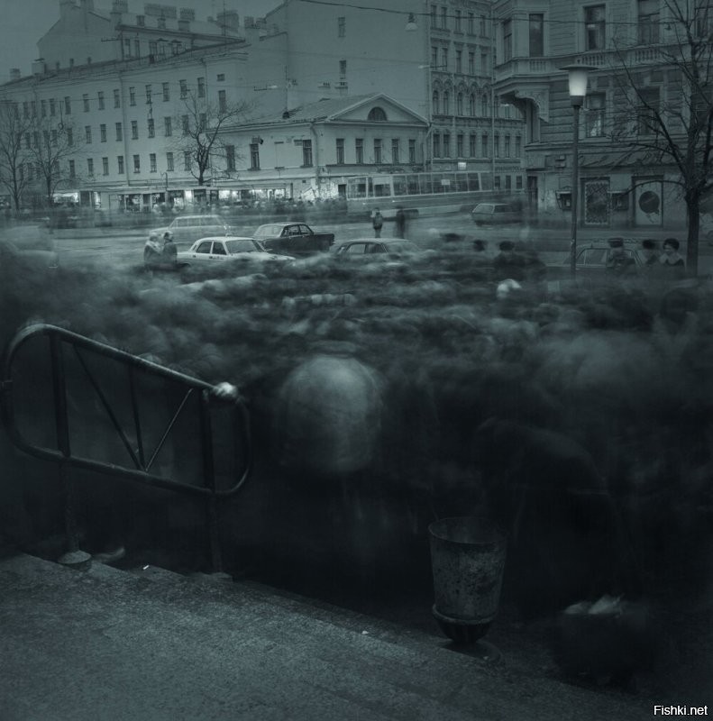 Ага. Это кстати взято из серии фотографий Алексея Титаренко"Город теней" 1992-1994.