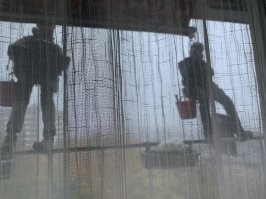Да это фигня , я сейчас проснулся , пошел сделать чай , сделал глоток а за окнами 2 хлопца весят , смотрю на них а потом на чай , отпил еще , вроде бы не коньяк :)