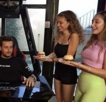 Ну дык, верблюжью лапку не каждый день показывают!