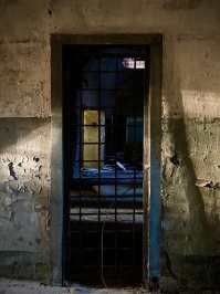 В самом Кронштадте есть, кстати и заброшенная военная тюрьма
Не музей, просто заброшка
Рекомендую к посещению

Часть из неё - обычная неинтересная развалина, быдло-заброшка ну, по крайней мере не сильно интересная тем, у кого уже есть опыт качественных годных заброшек и соответствующая планка, а вот другая её часть - реально неплохая находка, четвёрочку можно смело поставить. Надписи на стенах, нацарапанные прошлыми сидельцами - прям антуражненько и атмосферно