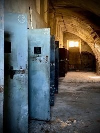 В самом Кронштадте есть, кстати и заброшенная военная тюрьма
Не музей, просто заброшка
Рекомендую к посещению

Часть из неё - обычная неинтересная развалина, быдло-заброшка ну, по крайней мере не сильно интересная тем, у кого уже есть опыт качественных годных заброшек и соответствующая планка, а вот другая её часть - реально неплохая находка, четвёрочку можно смело поставить. Надписи на стенах, нацарапанные прошлыми сидельцами - прям антуражненько и атмосферно