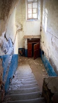 В самом Кронштадте есть, кстати и заброшенная военная тюрьма
Не музей, просто заброшка
Рекомендую к посещению

Часть из неё - обычная неинтересная развалина, быдло-заброшка ну, по крайней мере не сильно интересная тем, у кого уже есть опыт качественных годных заброшек и соответствующая планка, а вот другая её часть - реально неплохая находка, четвёрочку можно смело поставить. Надписи на стенах, нацарапанные прошлыми сидельцами - прям антуражненько и атмосферно