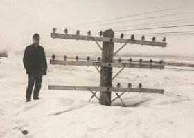 Че за идиотизм? Деревянный столб для проводов высотой 12+2=14 метров?