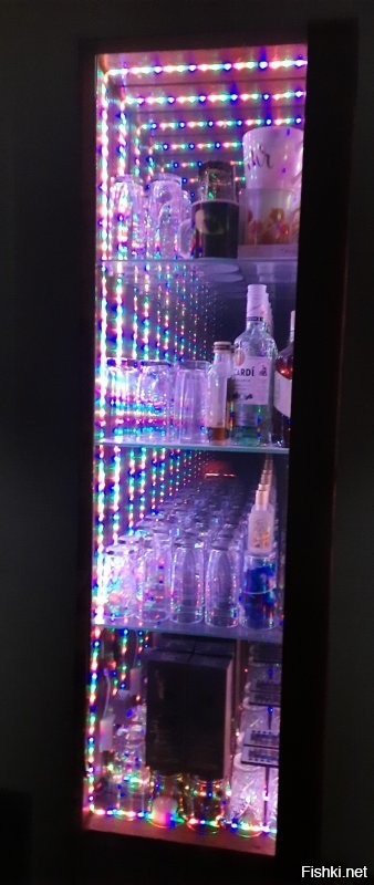 Осталась от старой стенки дверца с полупрозрачным зеркалом, замастырил в подобном виде мини-бар