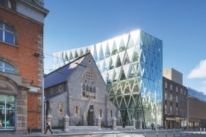 В Дублине, в одной старой церкви запили баревич, из другой сделали офис страховой компании.