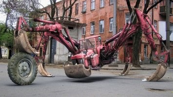 Современные «шагающие» экскаваторы-пауки оказались способны на невероятные трюки