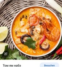 Ешь аккуратно суп ложкой, а потом надо в нем лазить руками, что вытащить хвосты креветок.

Вероятней всего речь о классическом французском супе буябез, куда идёт несколько сортов рыбы и различные морепродукты.
Или Том Ям. Ну вобщем что то из французской или азиатской кухни.