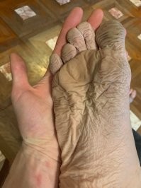 это он ногу недельного утопленника в руке держит.