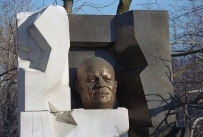 так себе памятник... "Голова профессора Доуэля"...